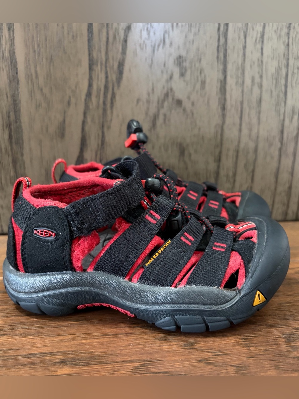 Keen Sandals Size 9 Black Red